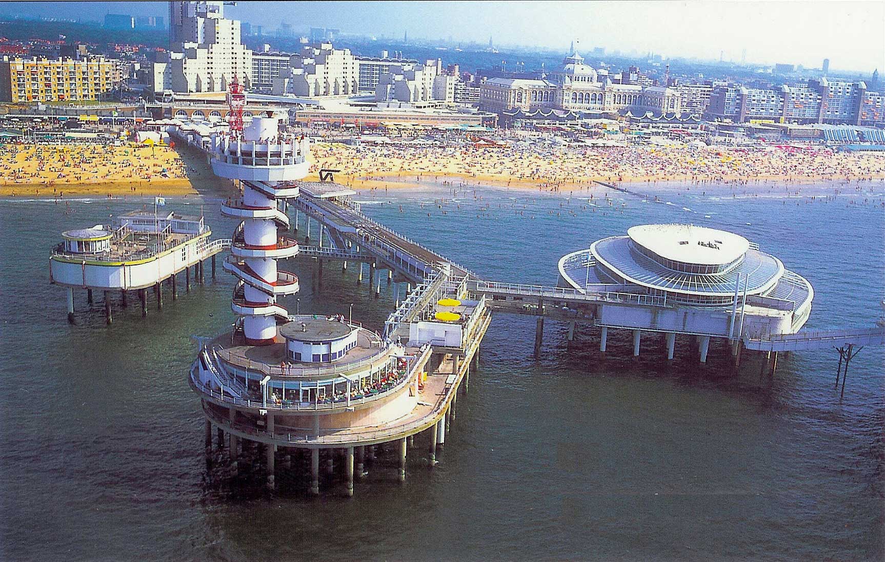 Illustration from vakantie-foto.nl Nederland_-_pier_van_scheveningen_van_boven_foto_1330508506 2015-08-15